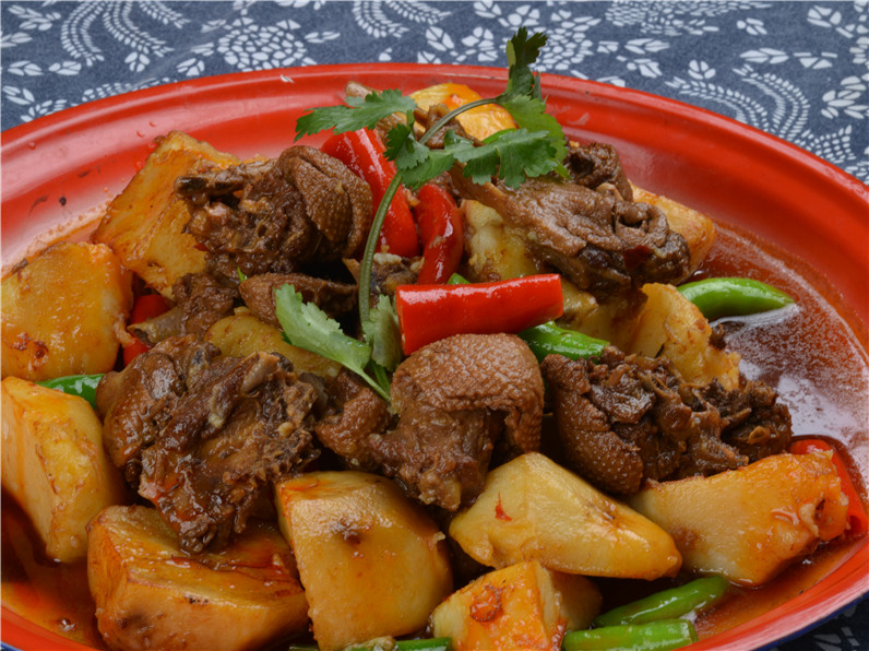 土豆烧鸭子酱香微辣